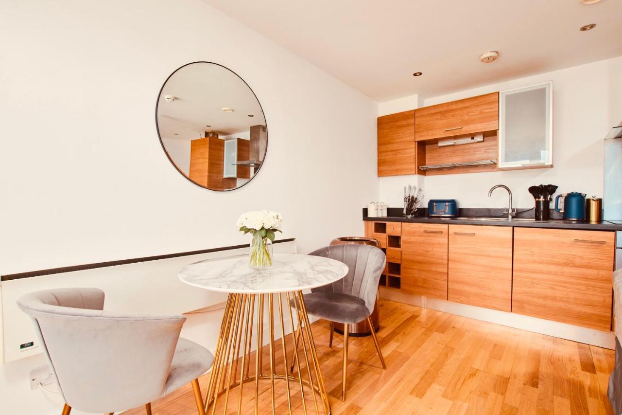King Deluxe City Apt Large Balcony& Free Parking! ลีดส์ ภายนอก รูปภาพ